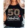 T-shirt Leopardata Taglia Europea Donna 50° Compleanno - Maglietta Grafica "50 and Fabulous" per Celebrazioni di Traguardi, Nera con Bianco