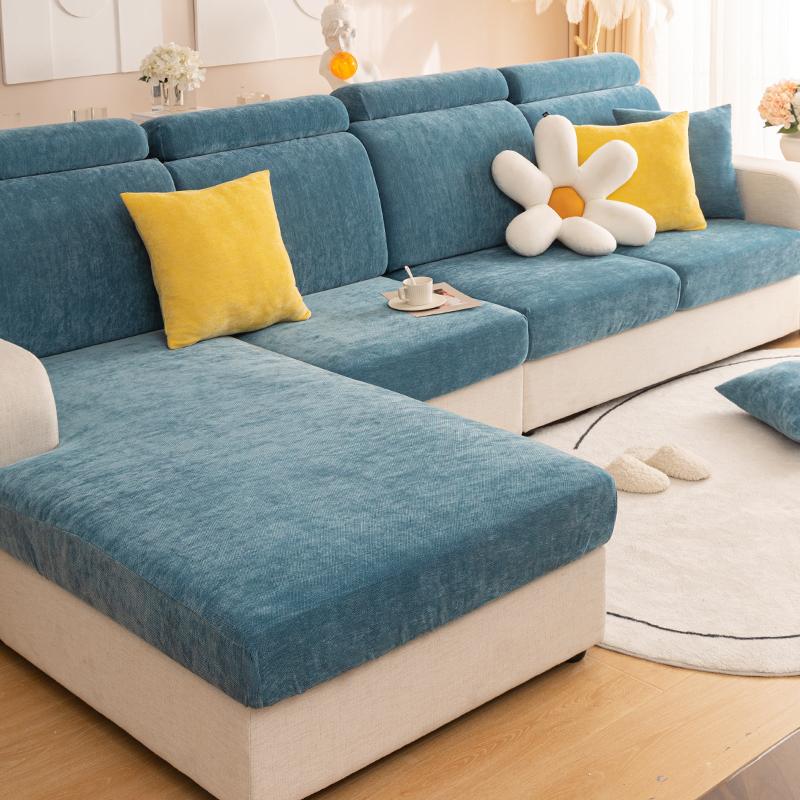 Minimalistyczny nowoczesny pokrowiec na sofę w jednolitym kolorze jest uniwersalny na cały rok, antypoślizgowy, odporny na zabrudzenia, przyjazny zwierzętom i można go prać w pralce.