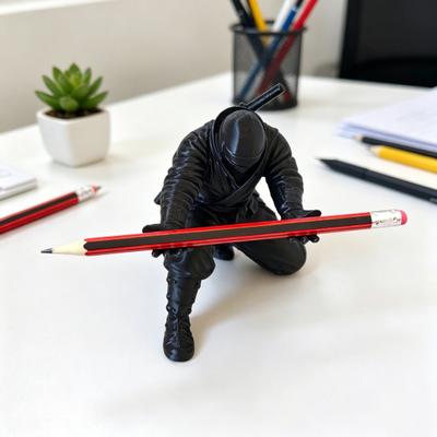 Držák na tužky Ninja Stolní dekorace Klečící ninja držák na tužky Cool 3D tištěný stojánek na tužky Dárek pro teenagery, chlapce, dospělé Kancelářský doplněk na stůl