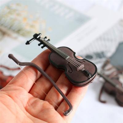 Hochsimulierte Puppenhausvioline, Premium-Textur, Maßstab 1/12, rote Miniatur-Puppenhausvioline zur Dekoration