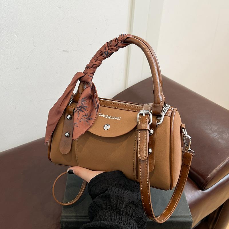 Popular small bag women's new portable pillow bag high-end retro commuter messenger bag
