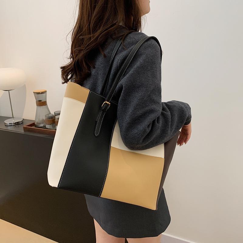 New trendy summer portable beautiful shoulder bag commuting large capacity tote bag women's underarm bag texture big bag