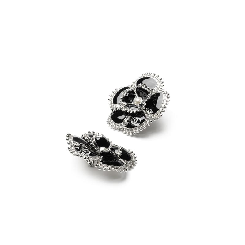 CHANEL [23K new product] Classic Camellia Metal Pearl Ear Clip Women's Black