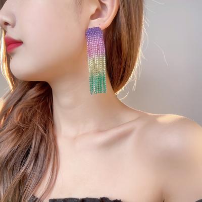 Europe Et Les États-Unis Mode Boucles d'Oreilles Simples à Pampilles en Strass Couleur Dégradée Boîte de Nuit Boucles d'Oreilles Brillantes Chaîne Griffe Boucles d'Oreilles Féminines Bijoux
