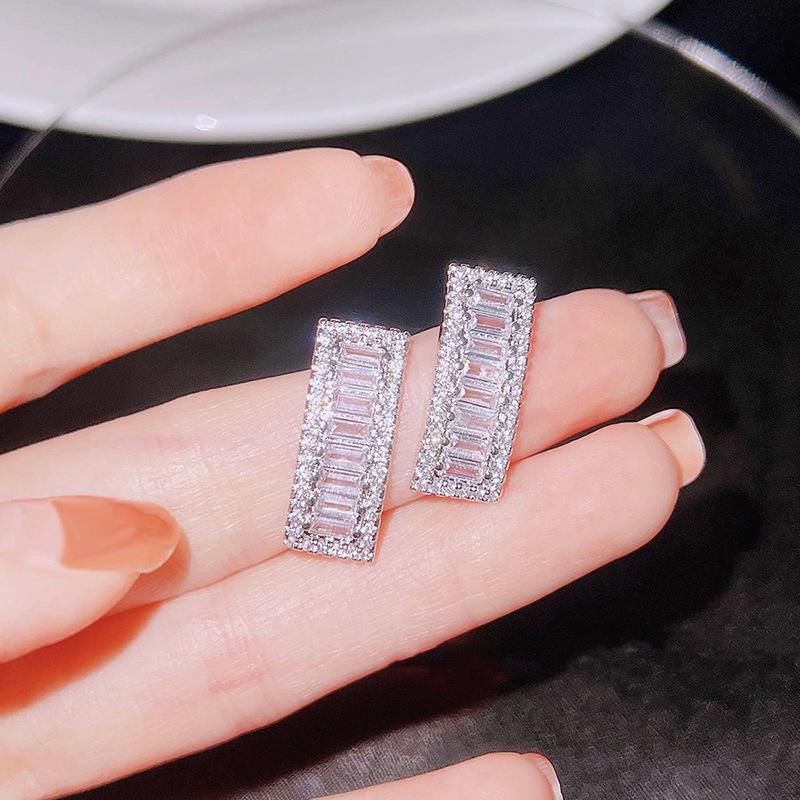 Korean Version Gentle Style Earrings for Women with Elegant and Luxurious Design, Simple Geometric Rectangular Accessories