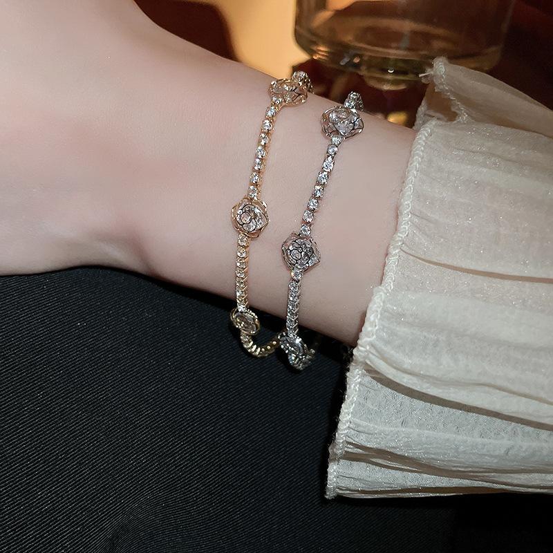 Sweet light luxury zircon flower geometric bracelet fashionable and exquisite temperament adjustable versatile bracelet.