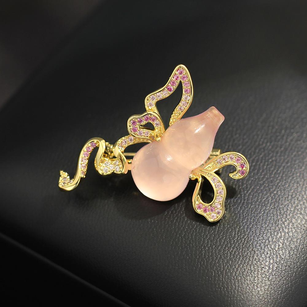 Transparent pink jade gourd brooch ribbon corsage new Chinese style Guochao exquisite pin cheongsam suit auspicious accessories women