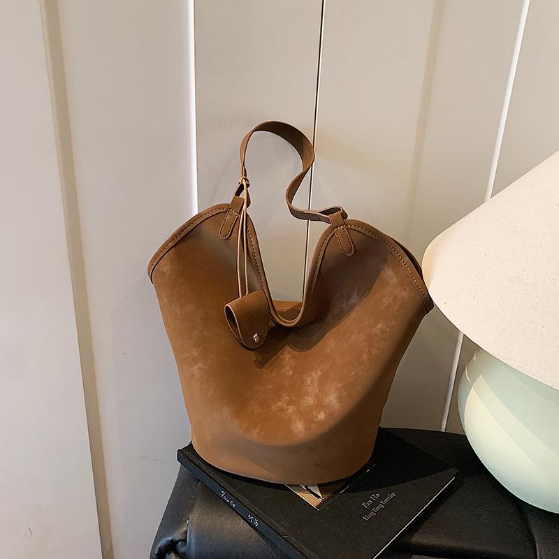 Large capacity bag women's bag 2025 new autumn and winter versatile commuter shoulder bag fashion and high sense portable tote bag