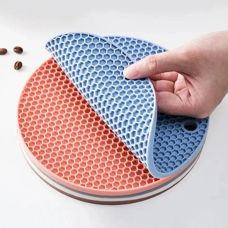 5Pcs Stylish and Practical Honeycomb Shaped Mats Heat Resistant Silicone Trivet Protect Your Countertops with This Placemat.