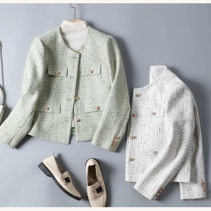 

Зеленая короткая куртка в стиле ретро и элегантное весеннее женское пальто