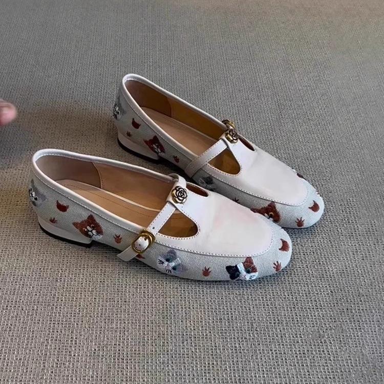 

Sheepskin version~ Soft leather splicing one-pedal Mary Jane loafers women s low-heeled one-word buckle camellia embroidered single shoes 40