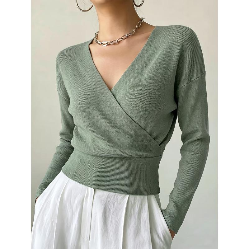 Maglione da donna a maniche lunghe in maglia tinta unita, elegante, scollo a V incrociato, aderente in vita, valorizza la figura, minimalista, camicetta