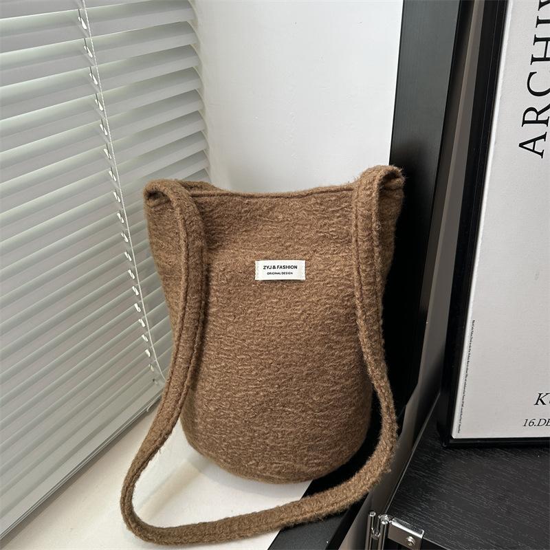 

Winter woolen large-capacity bag women s 2025 new trendy Korean bucket bag casual large-capacity messenger tote bag коричневый