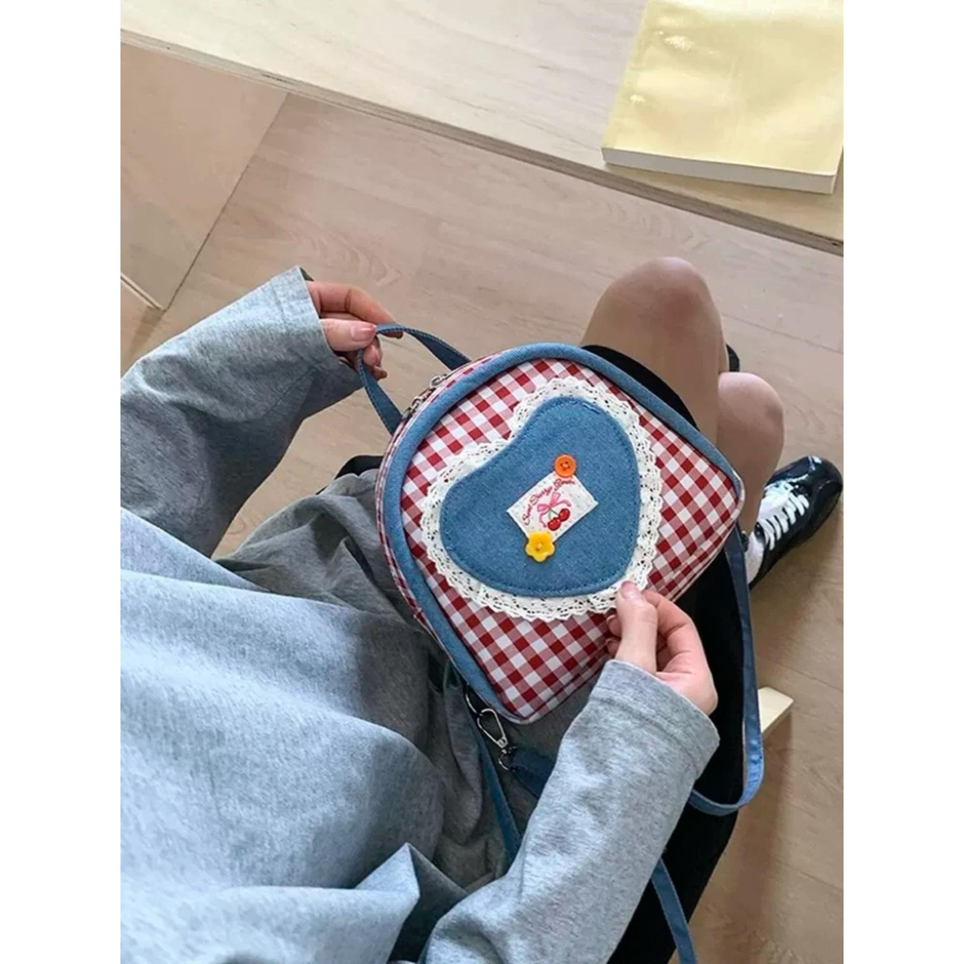 

Контрастная клетчатая парусиновая маленькая квадратная сумка женская 2025 новая летняя модная кружевная свежая девушка универсальный наплечный рюкзак красный