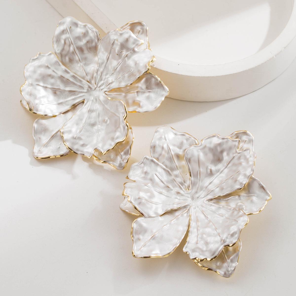 

New Double-layered Large Flower Earrings with A Sophisticated and Luxurious Design in A Niche Style. Silver Needle Earrings. белый
