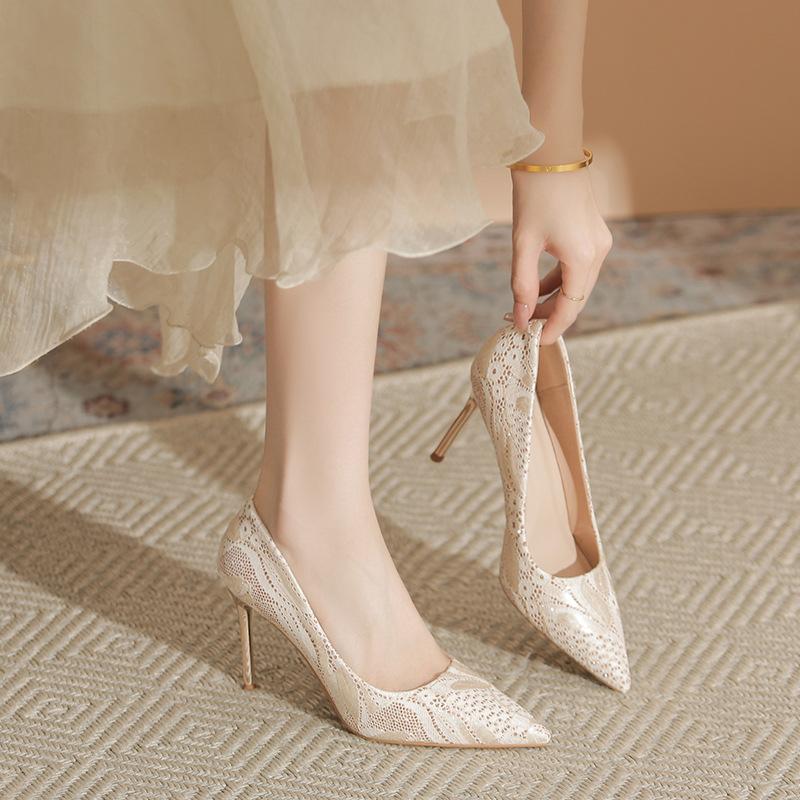 09-29 Small Embroidered Wedding Shoes Xiuhe Wedding Dress Two Wear Women's High-end Pointed Head Not Tired Feet French High Heels