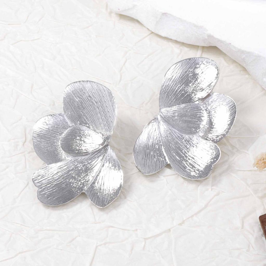 Exaggerated fashion personality retro design sense alloy light luxury temperament petal flower shape women's stud earrings