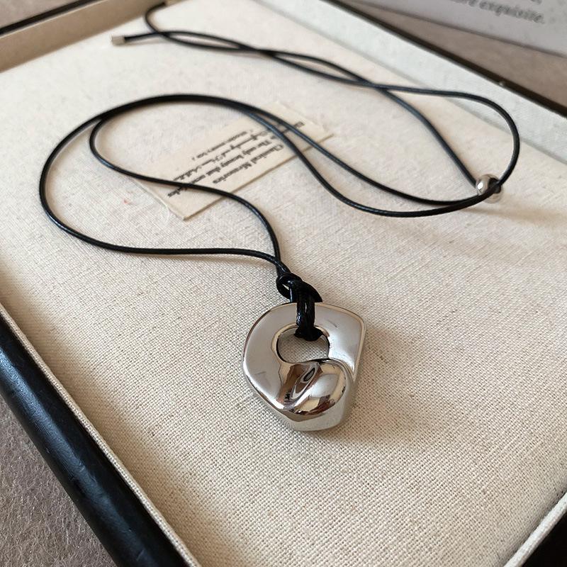 Collar con Colgante de Croissant Estilo Coreano - Cadena Larga Minimalista para Suéter para Mujer, Perfecto para Otoño/Invierno.