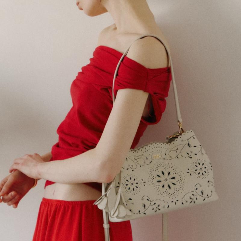 Daks Ivory Leather Flower Punching Shoulder Bag   Dcba6e587iv