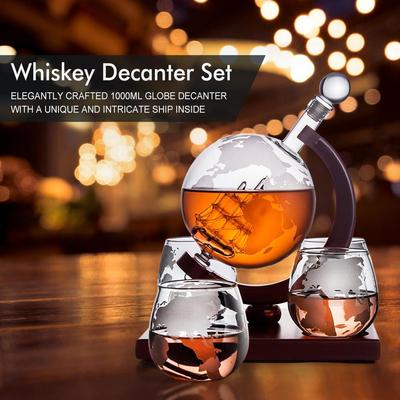 Zestaw Karafek do Whisky - Wytrawiany Wzór Kuli Ziemskiej z Drewnianą Podstawą i 2 Kieliszkami Dystrybutor Napojów Alkoholi - Zestaw Prezentowy dla Mężczyzn