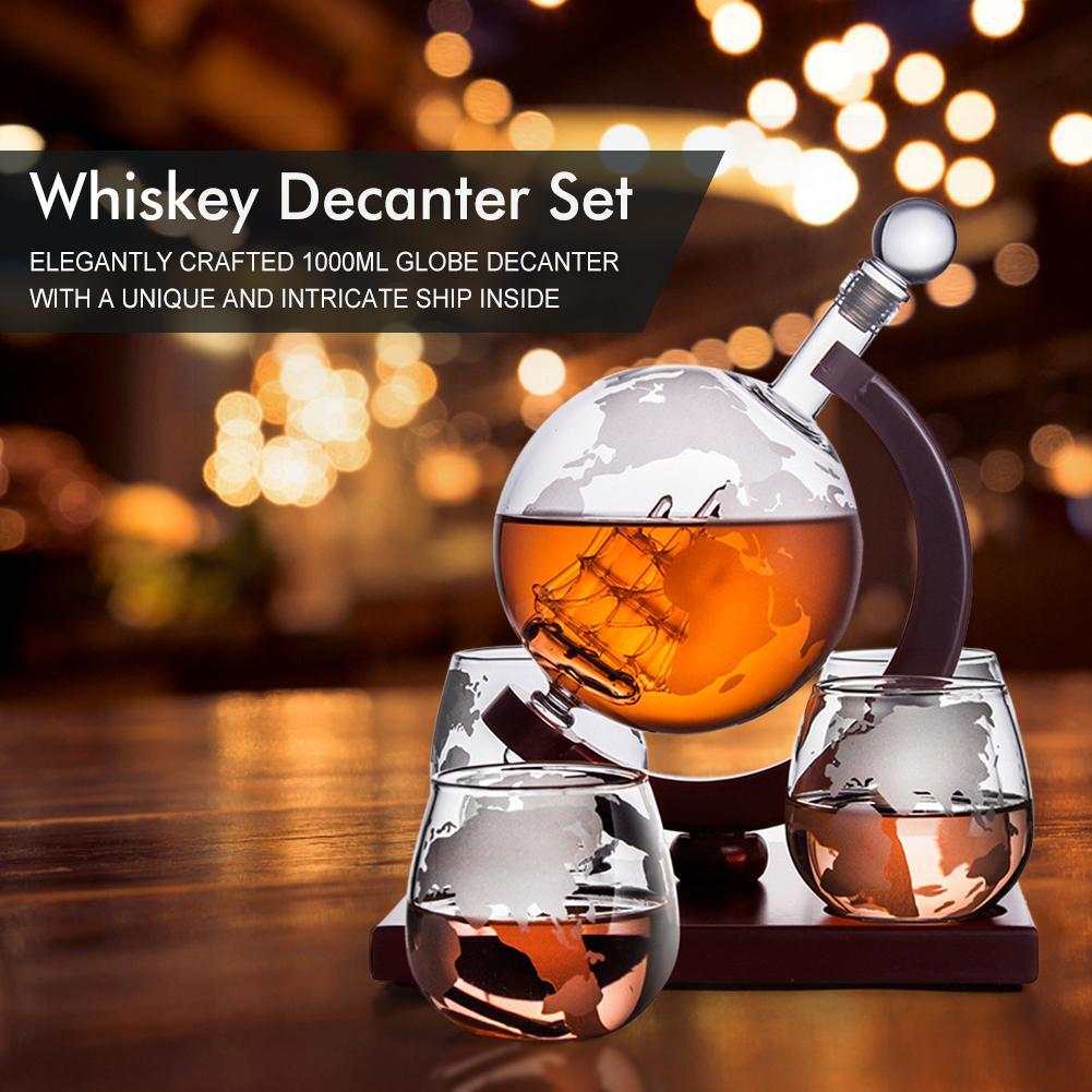 Whiskey Dekanter Set - Geätztes Weltkugel-Design mit Holzsockel & 2 Gläsern Getränke Likör Spender - Geschenkset für Männer
