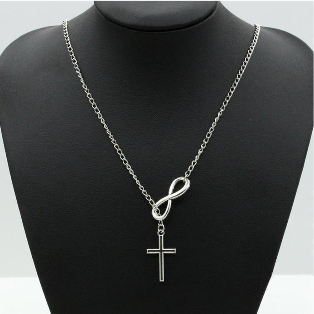 1 Pièce de Collier Croix Nombre Chanceux 8, Collier Court Simple et de Niche, Bijou Polyvalent Pour le Quotidien Décontracté