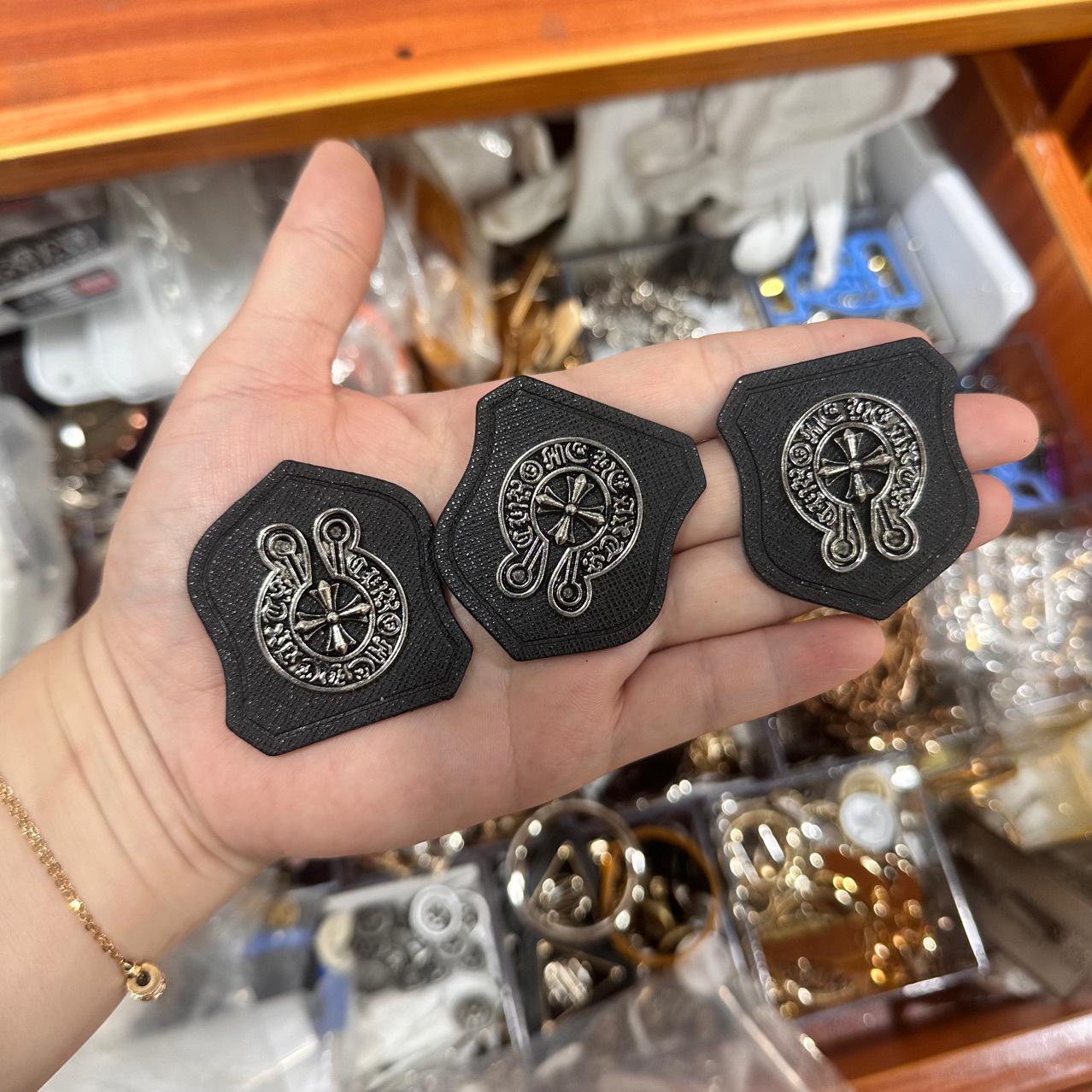 

Металлическая нашивка-щит с розой и крестом из кожи для шляп, обуви, сумок и одежды - Европейский и американский модный тренд