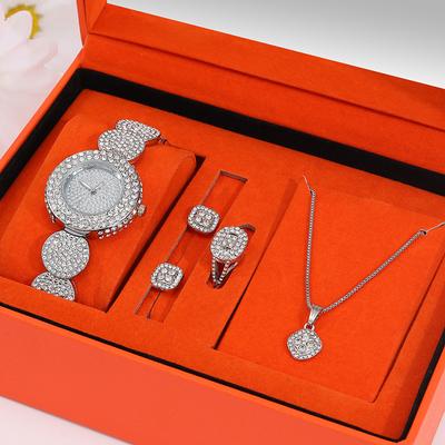 5ks luxusní personalizovaný dámský čtvercový náhrdelník s přívěskem s diamantovými náušnicemi Prsten Sada šperků s geometrickými diamantovými stříbrnými křemennými hodinkami pro dívky