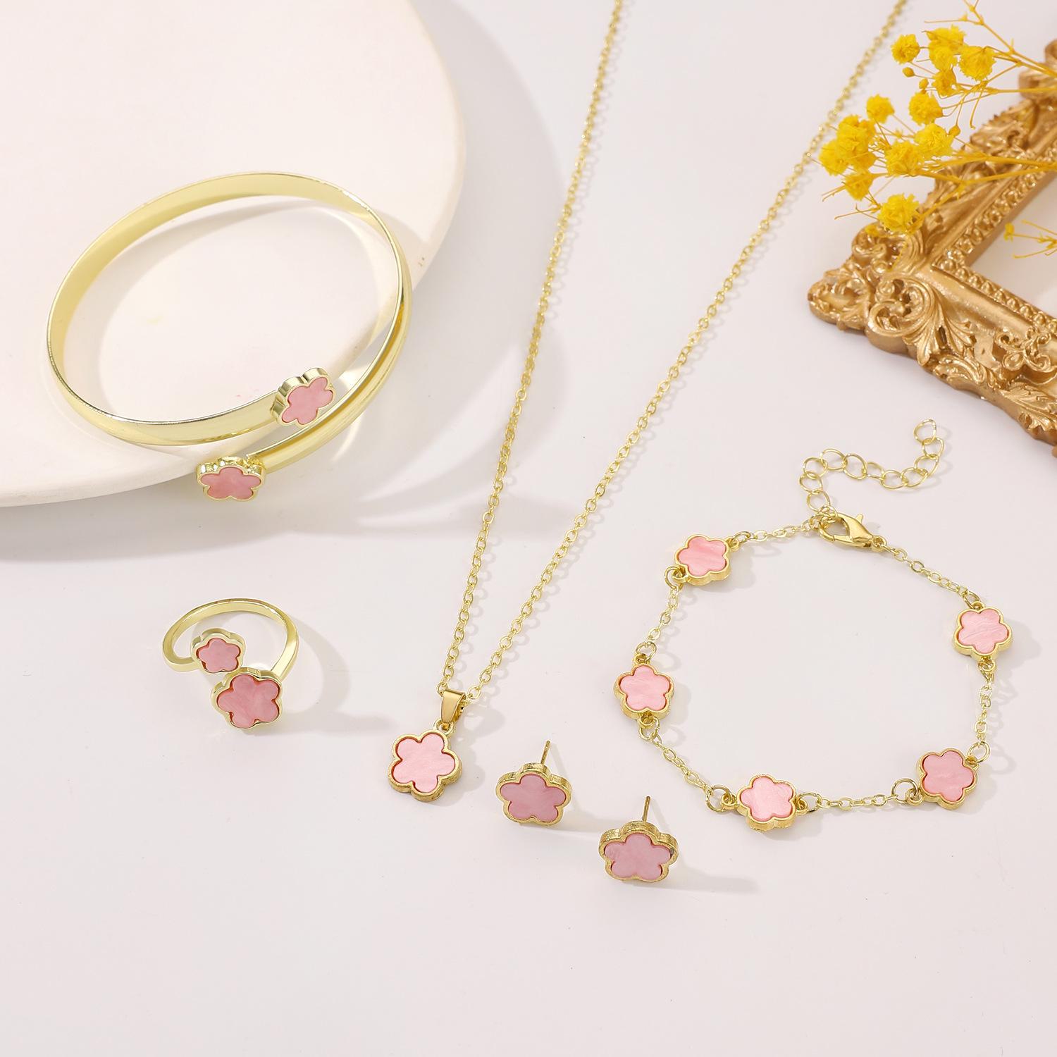 

Комплект украшений «Цветок на удачу»: Браслет, серьги, ожерелье и кольцо с пятилистным клевером для женщин. розовый