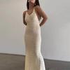 EDOLYNSA Sexy pletený vystřihovaný střapec Špagetový pásek Bodycon Beach Maxi šaty Letní Dámské Společenské šaty Klubové Společenské šaty Elegantní outfit K10