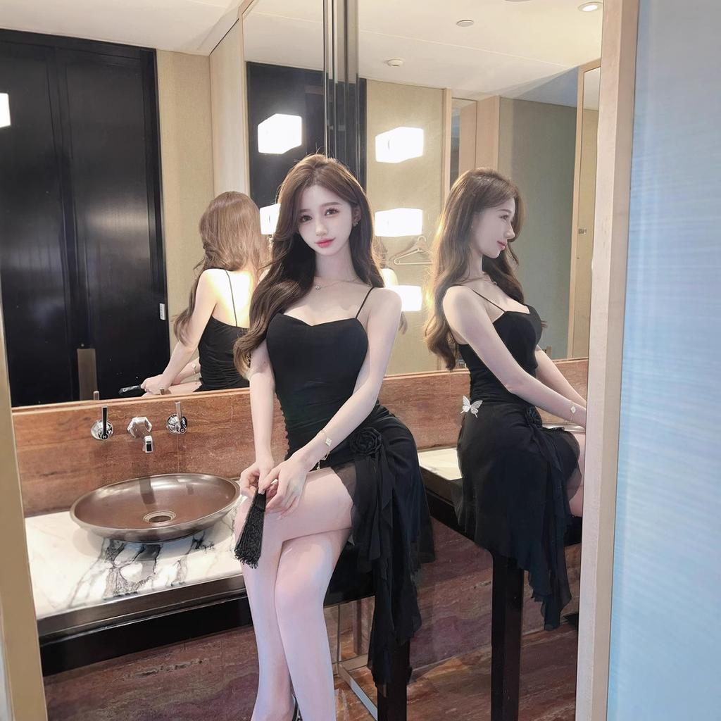 Sexy Netzblumen-Patchwork unregelmäßiges Designgefühl kleines schickes Nischen-Basiskleid Hosenträgerkleid mit Hüftumhüllung