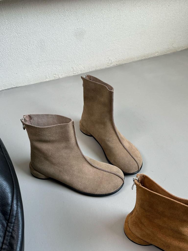 Ny het Koreansk version rund tå mångsidiga korta stövlar dam 2025 nya vinter retro mocka Martin boots nisch låg klack