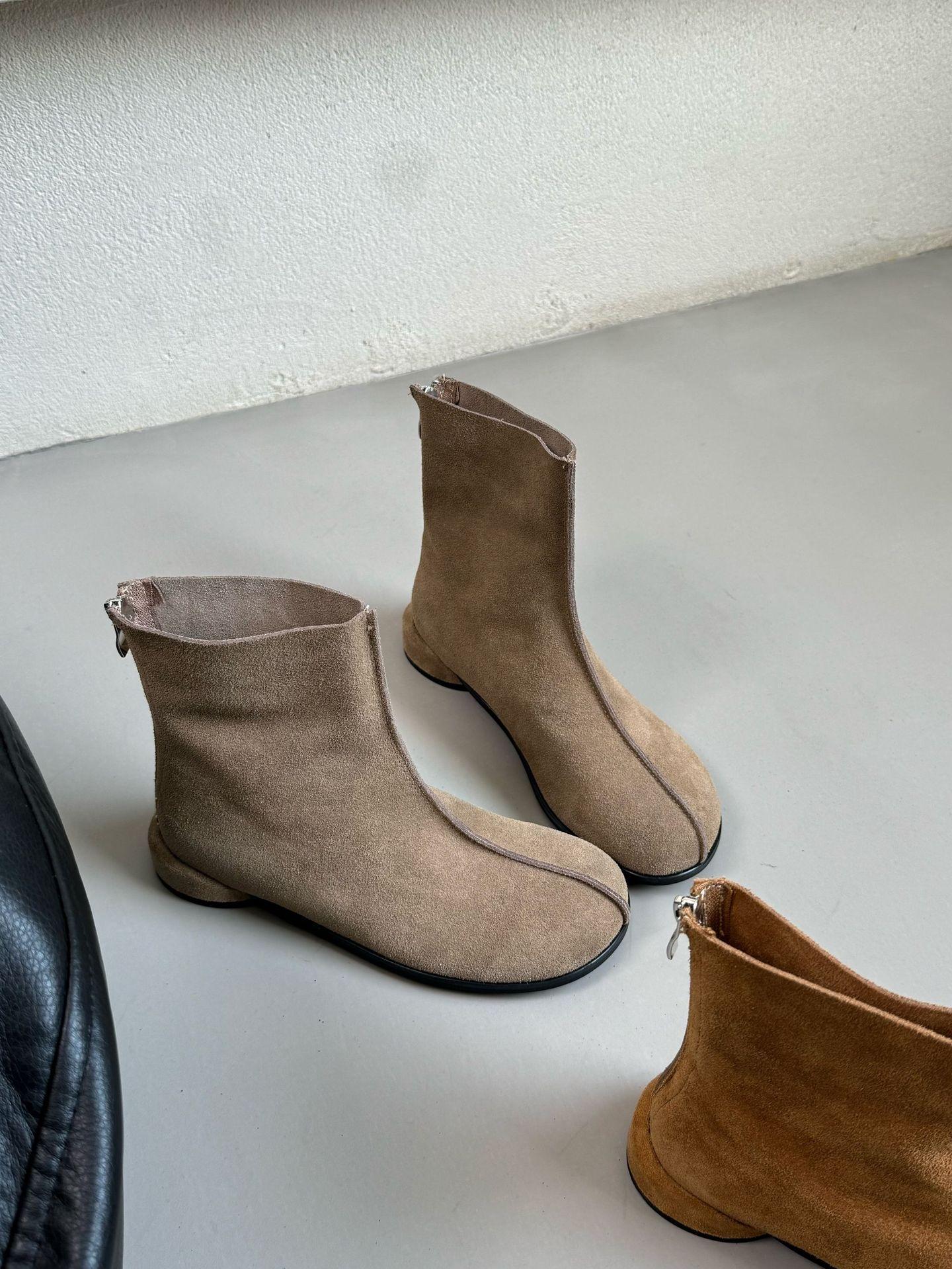 

New spot Korean version round head versatile short boots women s 2025 new winter retro suede Martin boots niche low heel 40 хаки
