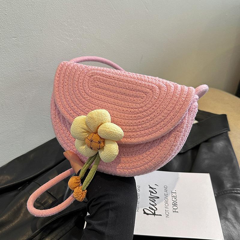 

Straw bag women s 2025 new ins versatile flower rattan bucket bag beach woven shoulder messenger bag розовый