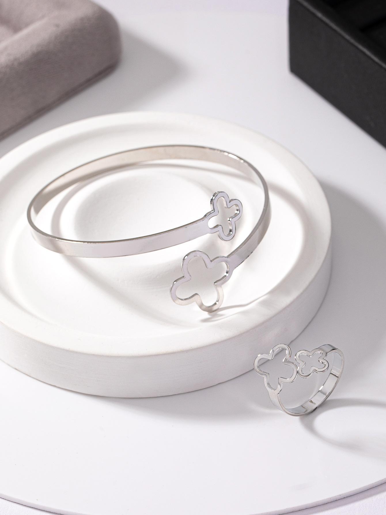 

Fashion Design Temperament Daily Versatile Four-Leaf Clover Creative Hollow Four-Petal Flower Women Hollow Bracelet срібний