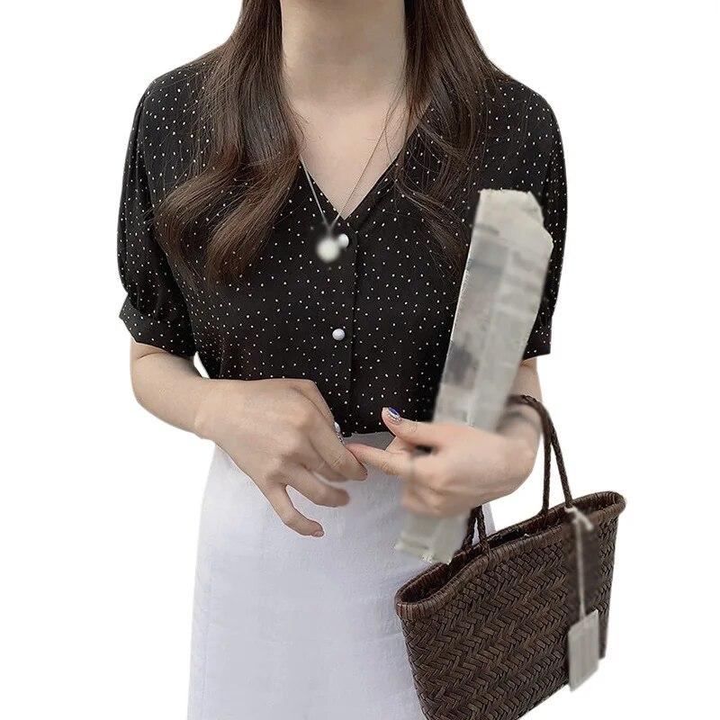 

Маленькая свободная тонкая универсальная блузка из свежего шифона с короткими рукавами и V-образным вырезом, закрывающая живот