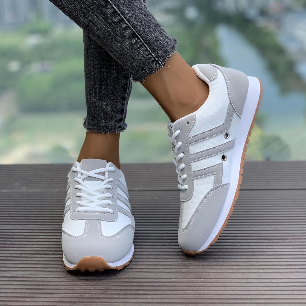 Fashion 2025 lightweight white flat shoes, leather surface casual shoes, women's moral training shoes, versatile and fashionable running