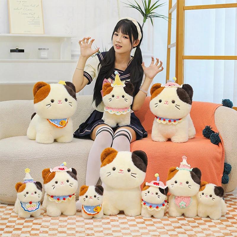 Peluche Gatto Tricolore Carino Bambola di Pezza Gatto per Bambini Regalo di Compleanno Natale Kawaii Adorabile Popolare Online Giocattolo Gatto Peloso Per