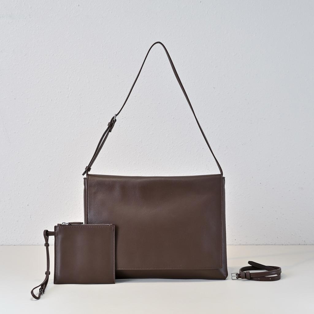 Niche minimalist mail carrier bag, simple envelope bag, sheepskin shoulder bag, all-steel hardware buckle, flip seam, armpit bag.