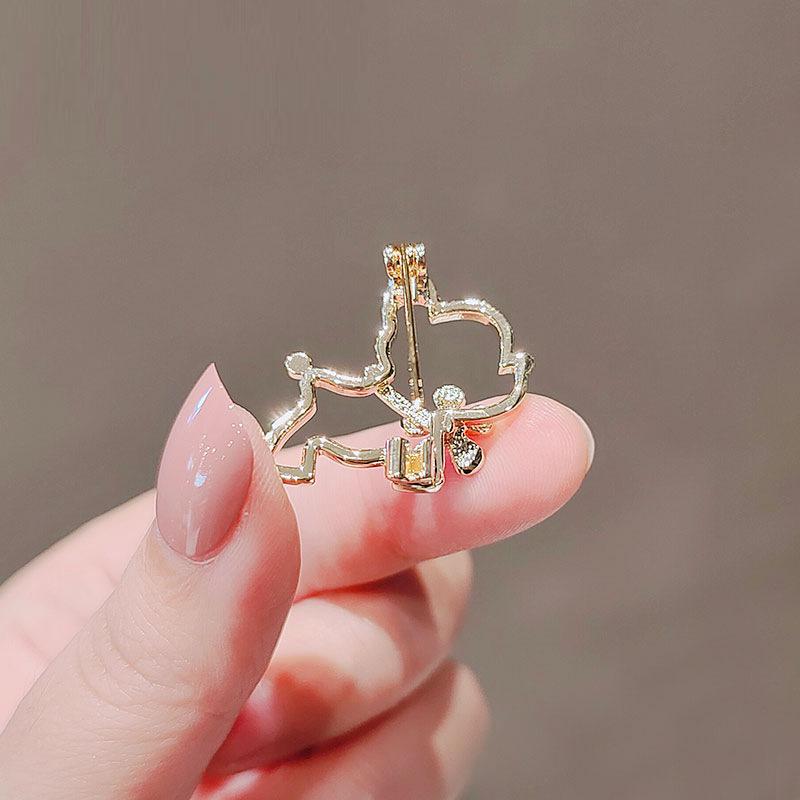 Entspiegelnde Brosche für Damen Goldene Kirschblüte Welpenbrosche High-End Damenanzug Nadel Accessoire Kleines Magisches Accessoire