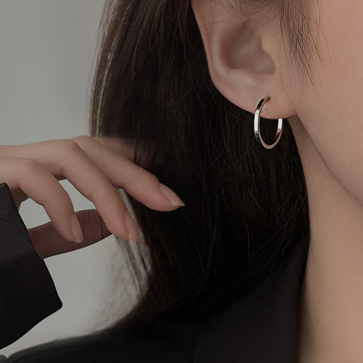 Summer 2022 Trend: Women's Plain Hoop Earrings, Ear Clips, and Cuffs