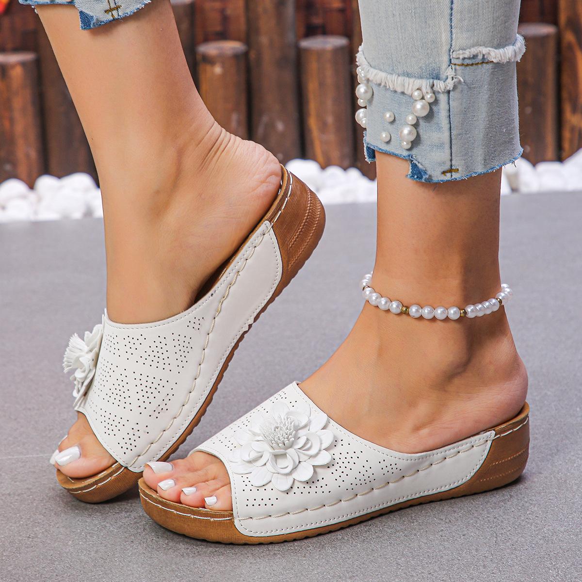 

South East Asia 2025 summer new sewing thread wedge soft sole word with flowers comfortable thick sole middle-aged mother shoes 43 белый
