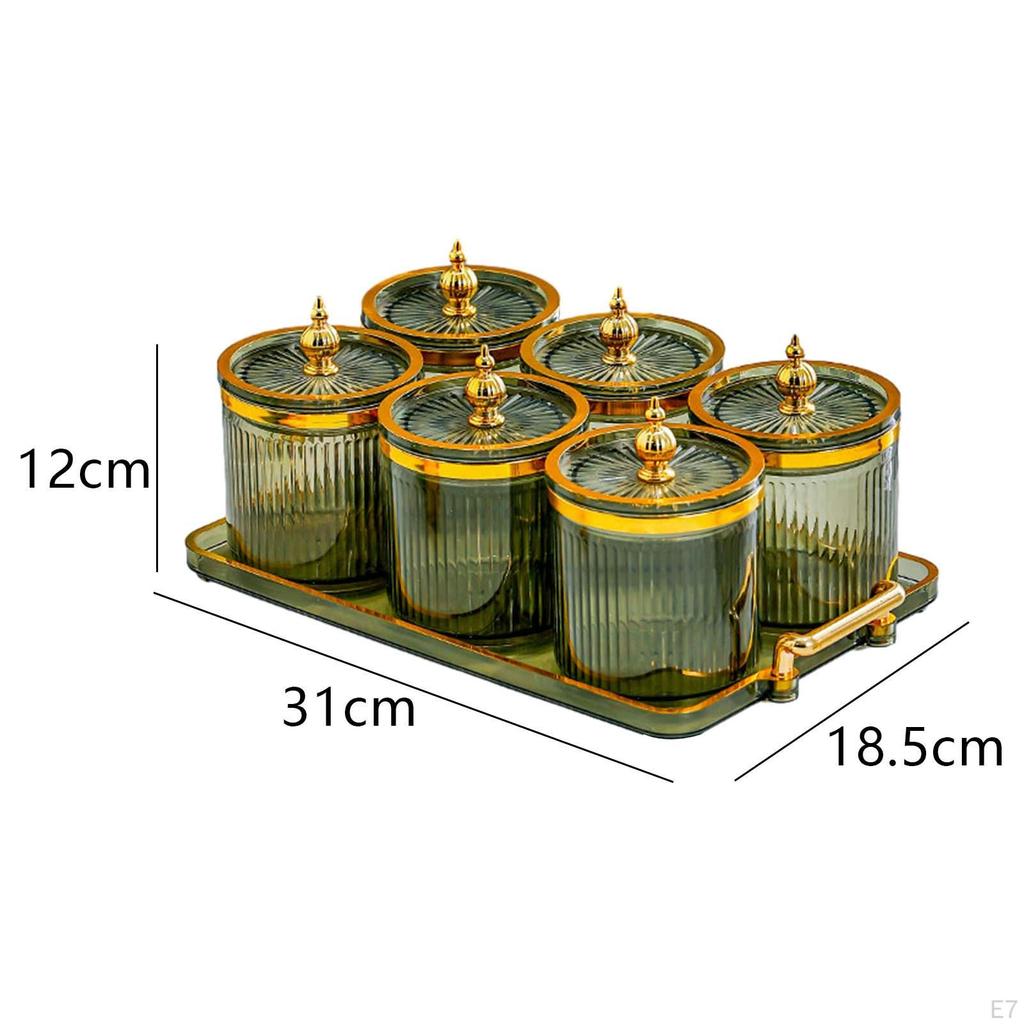 Tellerset mit Trockenfrüchten und Nüssen und abgedeckten Schüsseln