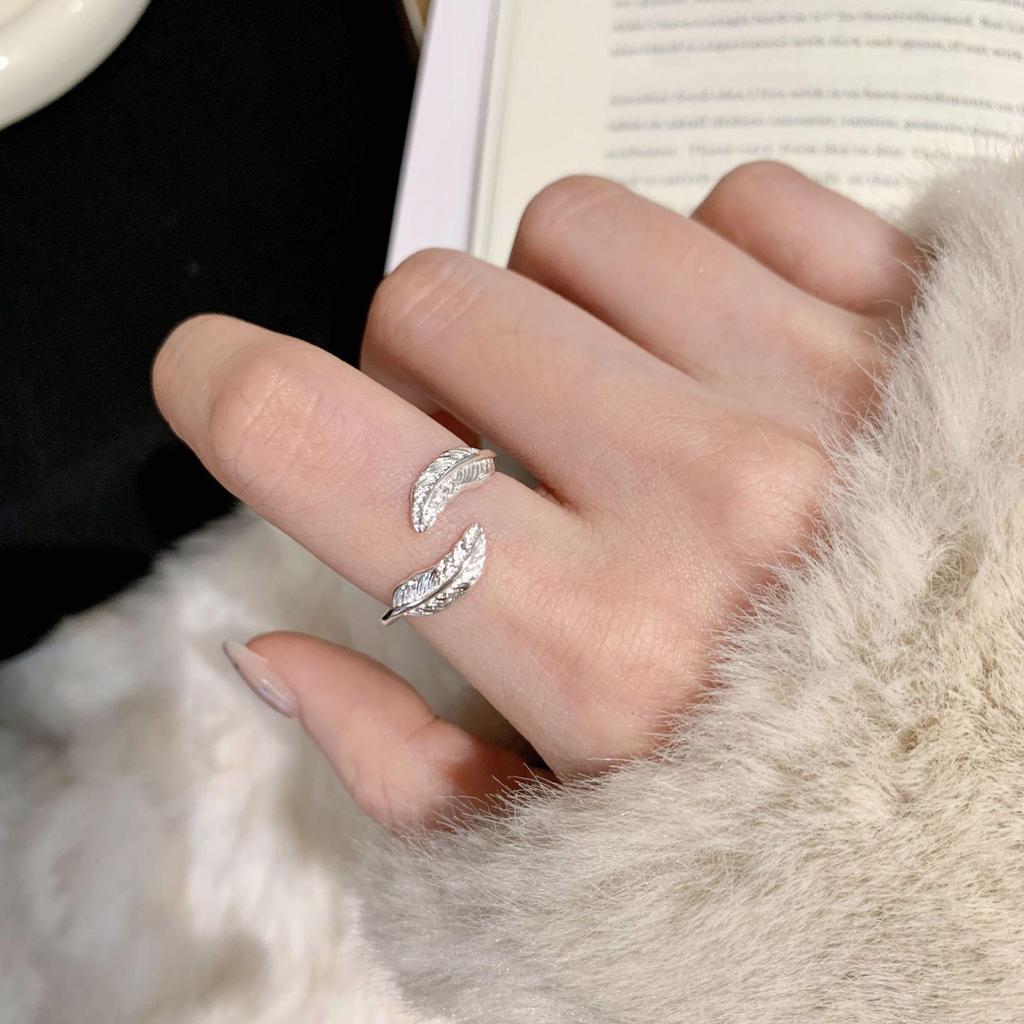Adjustable Sweet Dolphin Feather Ring: Stylish Women's Fashionable Open Design, Perfect for Niche Versatile Index Finger Wear.