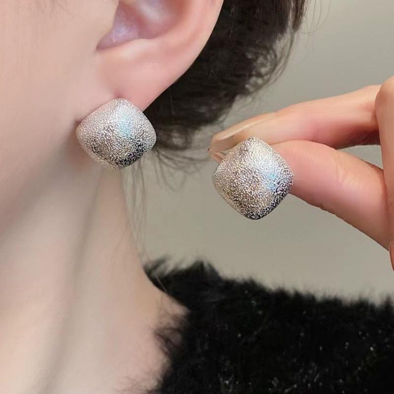 Stylish and simple square high-end stud earrings, women's geometric versatile temperament earrings, elegant and atmospheric earrings.