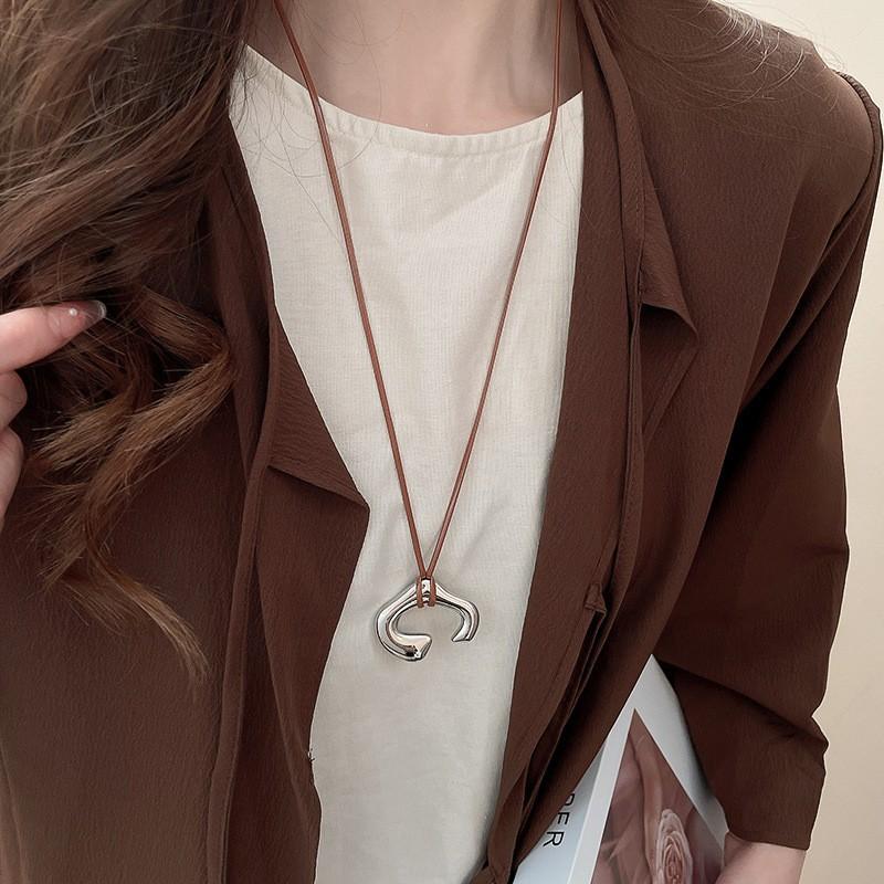 New Chinese leather pendant, fringed necklace, female ethnic style, niche retro sweater chain, fashion and high-end item jewelry.