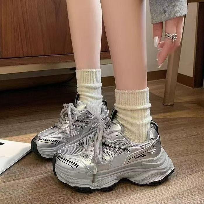 

Кроссовки папины 2025 весна и лето новые на толстой подошве нескользящие увеличивающие рост сетчатые дышащие универсальные легкие спортивные и повседневные туфли 40 серебряный