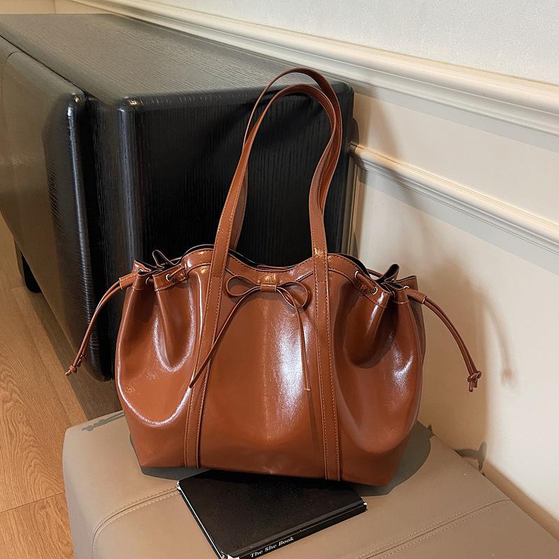 

Женская сумка через плечо большой вместимости, модная универсальная сумка-тоут из искусственной кожи со складками и кулиской, текстурная офисная сумка для поездок на работу 33x14x27cm коричневый