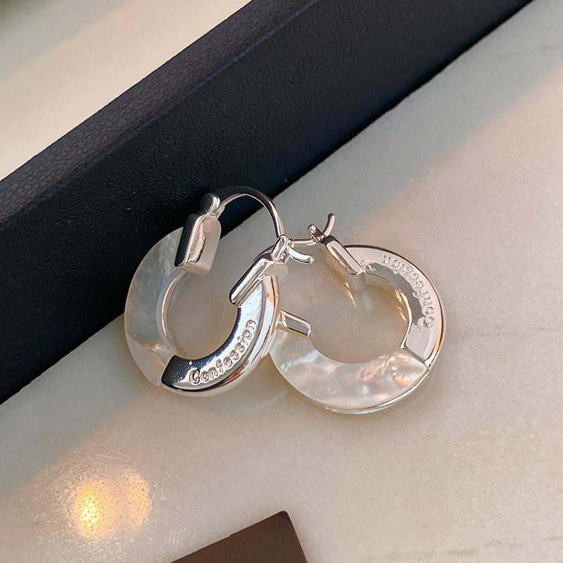 Elegant Mother-of-Pearl Round Stud Earrings - Versatile, Chic, and Light Luxury Accessory