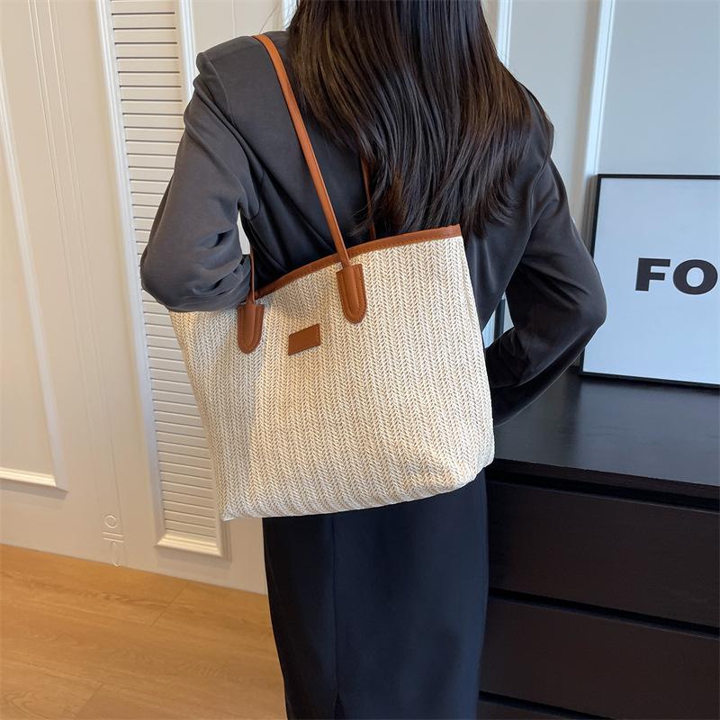 Woven straw bag women's large capacity 2025 new summer versatile shoulder bag texture class commuter tote bag